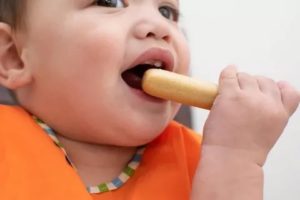 Ребенок жует твердую пищу передними зубами