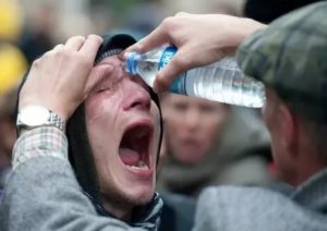 Нечаянно попали духи в рот