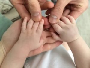 У ребенка отекли кисти рук
