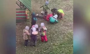 Ребенок бьет всех в садике