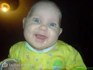 Держать голову набок. Ребёнок в 3 месяца держит голову на бок. У ребенка 4 месяца голова на бок. Ребенок держит голову набок. Ребенок 4 месяца держит голову набок.