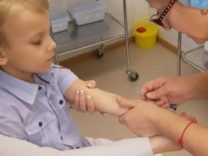 Сделали сегодня прививку манту, ребёнку 6 лет, болит горло и температура 37