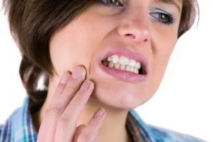 Сильная боль в зубе при смыкании челюстей