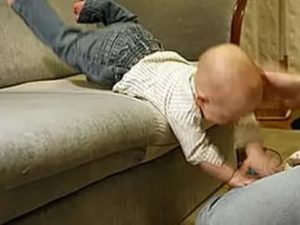 Ребенок упал с дивана и ударился головой