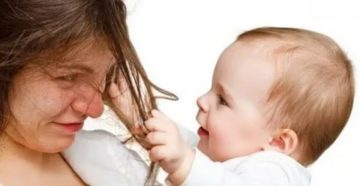 Ребенок 1 год и 10 мес нюхает и трогает мамины волосы