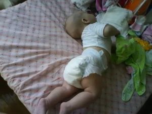 Ребёнок плачет ночью, выгибается