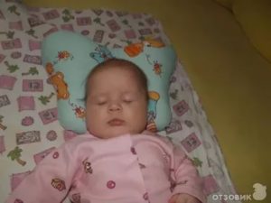 Ребенок держит голову на бок