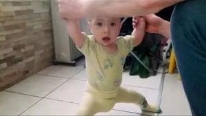 Ребенок 7 месяцев садится на шпагат